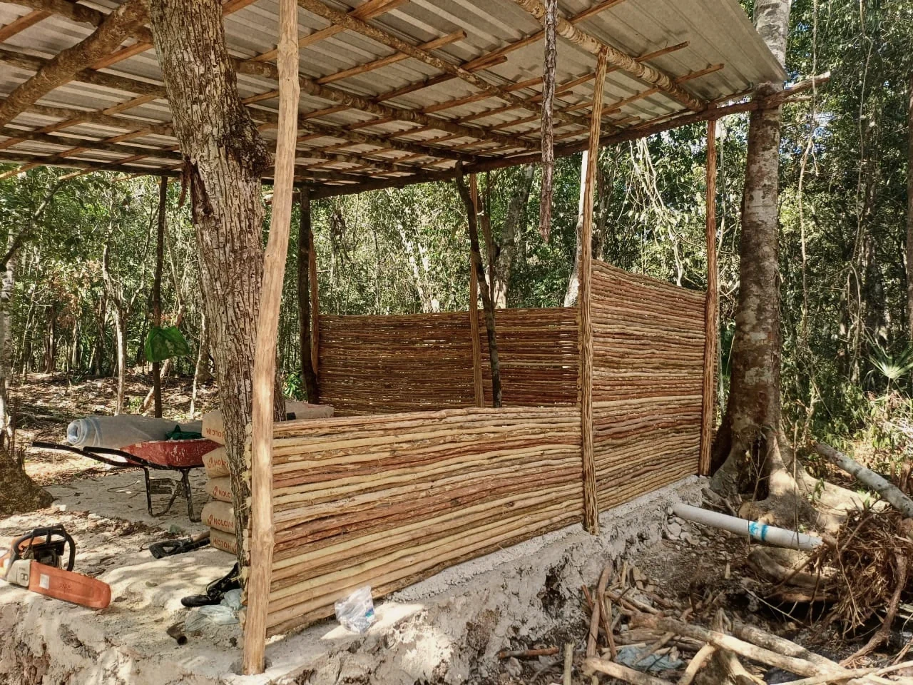 Una cabaña de madera a medio cerrar