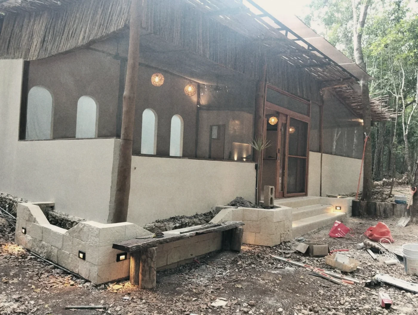 La fachada de la casa, casi terminada