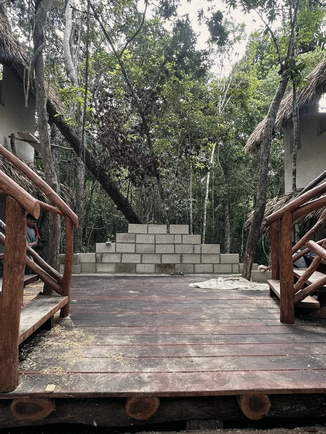 El deck de madera y la escalera en obra