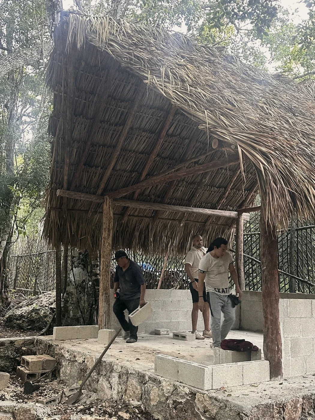 El equipo trabajando bajo la palapa