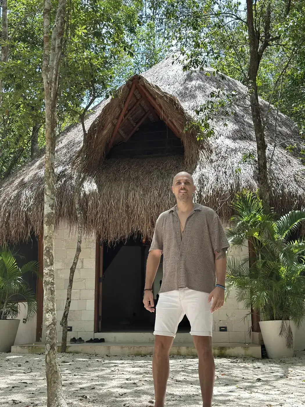 Las cabañas del santuario entre los árboles