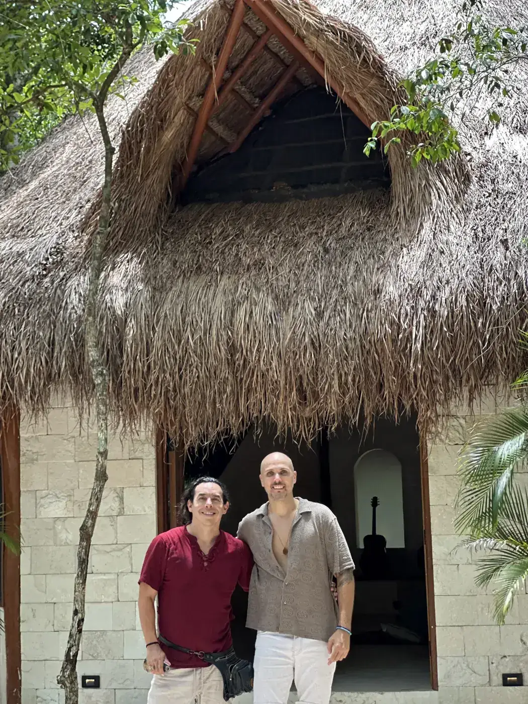 Dos de los fundadores de Omaya en el santuario