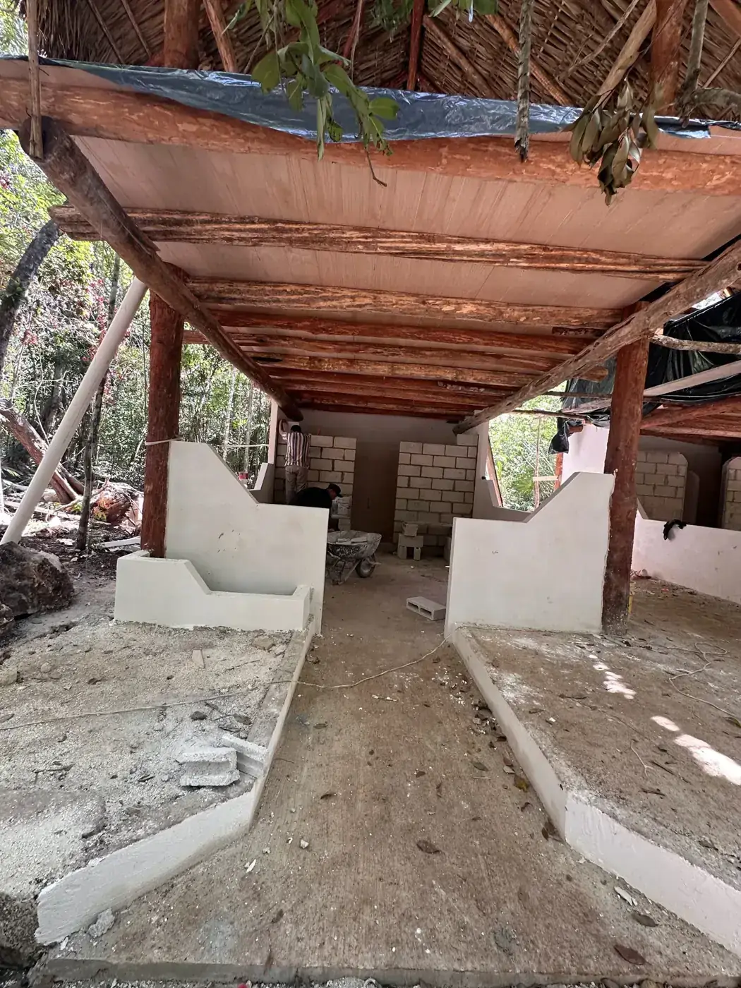La palapa en obra, todavía sin cerrar