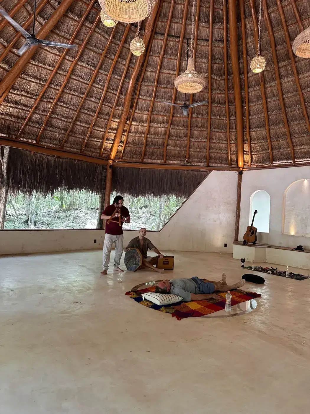 Una sesión de sonido en la shala, con la selva alrededor