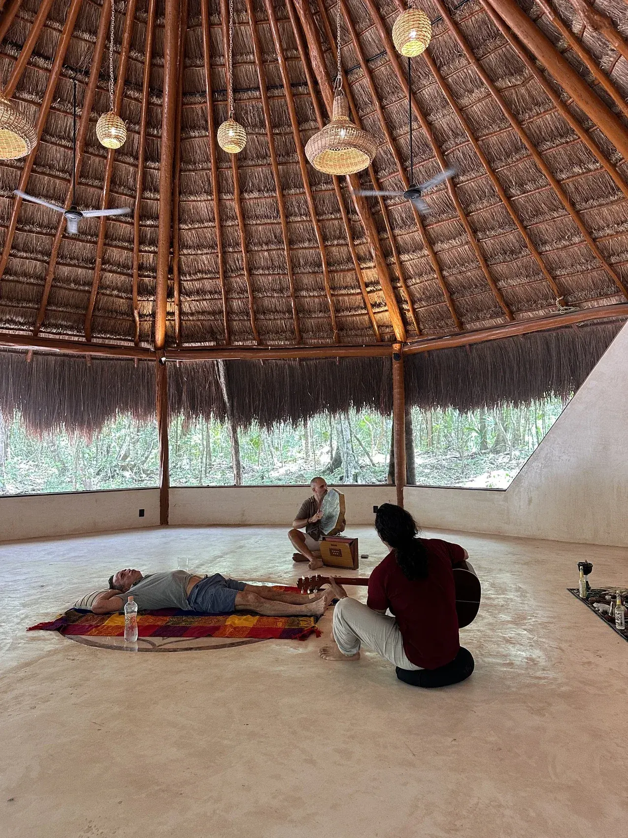Una ceremonia en la shala de Omaya